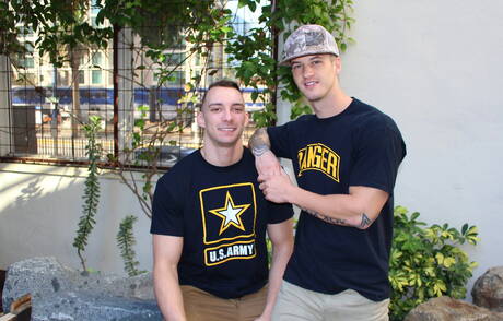 Der kräftige Amerikaner Quentin Gainz und der Hengst Johnny B bohren im Freien einen Arsch