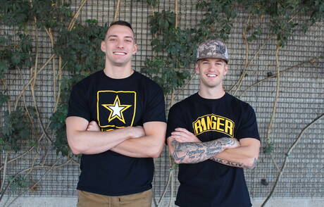 Der kräftige Amerikaner Quentin Gainz und der Hengst Johnny B bohren im Freien einen Arsch