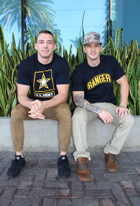 Der kräftige Amerikaner Quentin Gainz und der Hengst Johnny B bohren im Freien einen Arsch