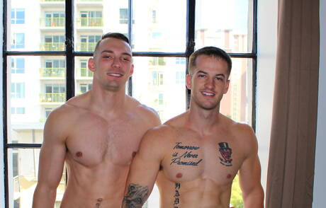 Der kräftige Amerikaner Quentin Gainz und der Hengst Johnny B bohren im Freien einen Arsch