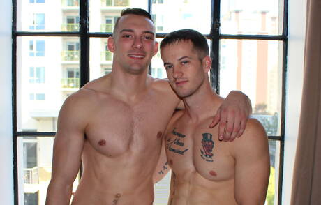 Der kräftige Amerikaner Quentin Gainz und der Hengst Johnny B bohren im Freien einen Arsch