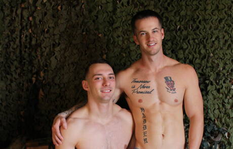 Der kräftige Amerikaner Quentin Gainz und der Hengst Johnny B bohren im Freien einen Arsch