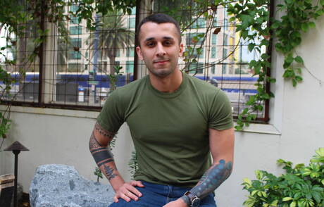 Le musclé américain Laith Inkley montre un corps parfait en extérieur