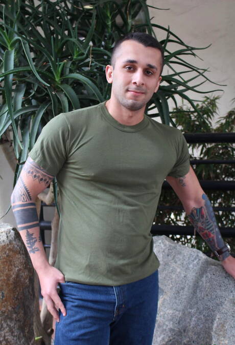 Le musclé américain Laith Inkley montre un corps parfait en extérieur