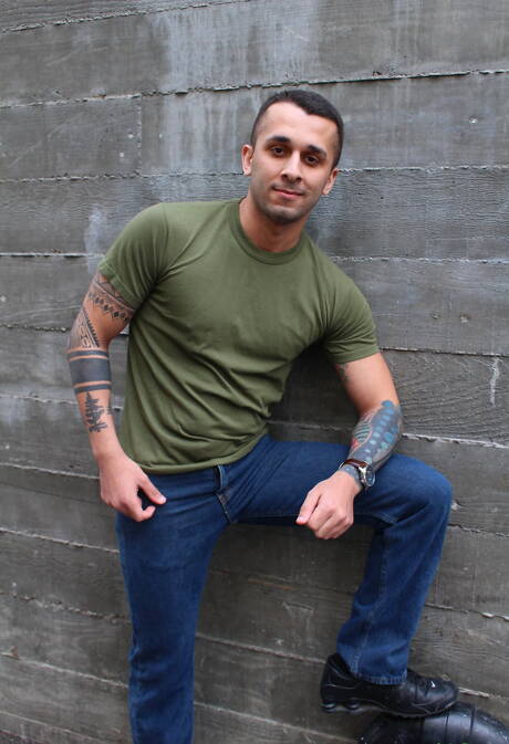 American muscular Laith Inkley shows a perfect body outdoor