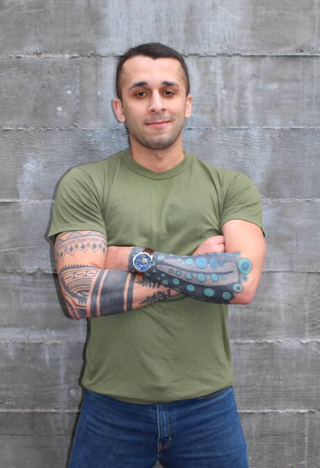 Le musclé américain Laith Inkley montre un corps parfait en extérieur