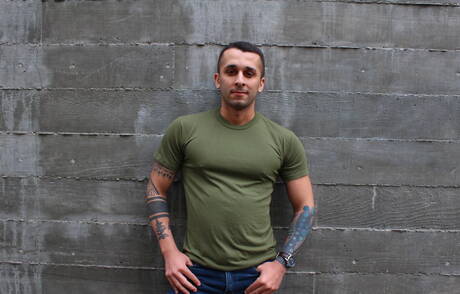 Le musclé américain Laith Inkley montre un corps parfait en extérieur