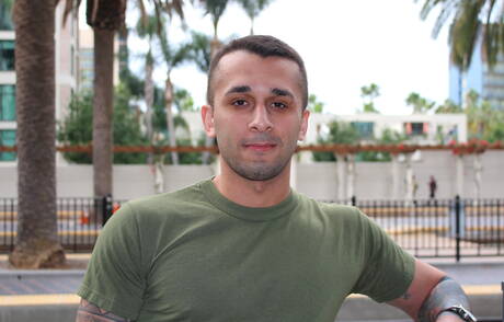 Le musclé américain Laith Inkley montre un corps parfait en extérieur