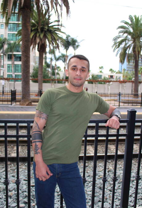 Le musclé américain Laith Inkley montre un corps parfait en extérieur