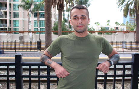 Le musclé américain Laith Inkley montre un corps parfait en extérieur