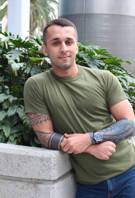 Le musclé américain Laith Inkley montre un corps parfait en extérieur