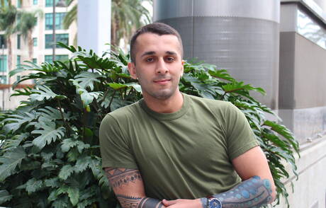 Le musclé américain Laith Inkley montre un corps parfait en extérieur