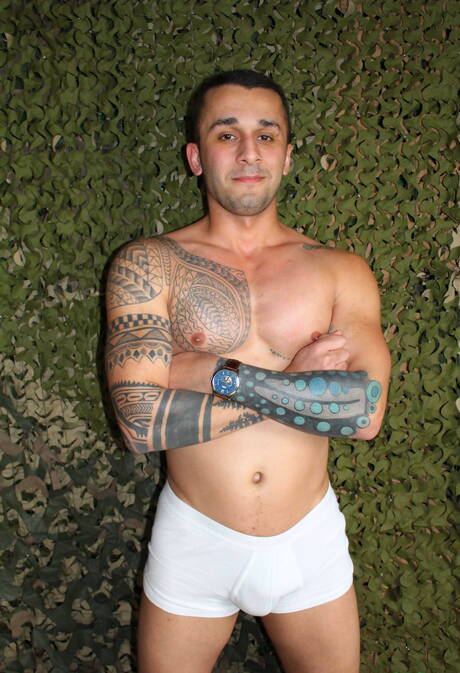 Le musclé américain Laith Inkley montre un corps parfait en extérieur