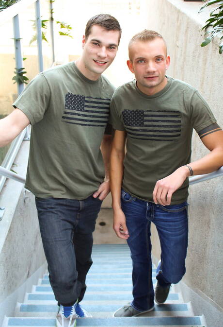 Der amerikanische harte Kerl Princeton Price und der gut gebaute Leo Wyatt bohren draußen einen Arsch