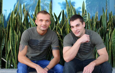 Der amerikanische harte Kerl Princeton Price und der gut gebaute Leo Wyatt bohren draußen einen Arsch