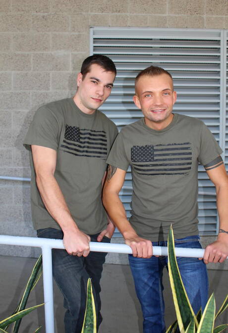 Der amerikanische harte Kerl Princeton Price und der gut gebaute Leo Wyatt bohren draußen einen Arsch