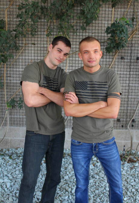 Der amerikanische harte Kerl Princeton Price und der gut gebaute Leo Wyatt bohren draußen einen Arsch