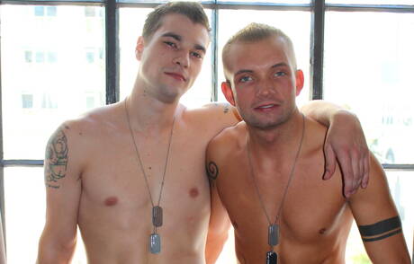 Der amerikanische harte Kerl Princeton Price und der gut gebaute Leo Wyatt bohren draußen einen Arsch