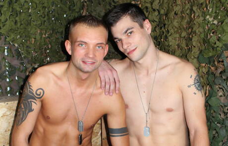 Der amerikanische harte Kerl Princeton Price und der gut gebaute Leo Wyatt bohren draußen einen Arsch