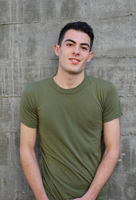 Il ragazzo sexy Myles Long posa nudo e mostra un bel sedere all