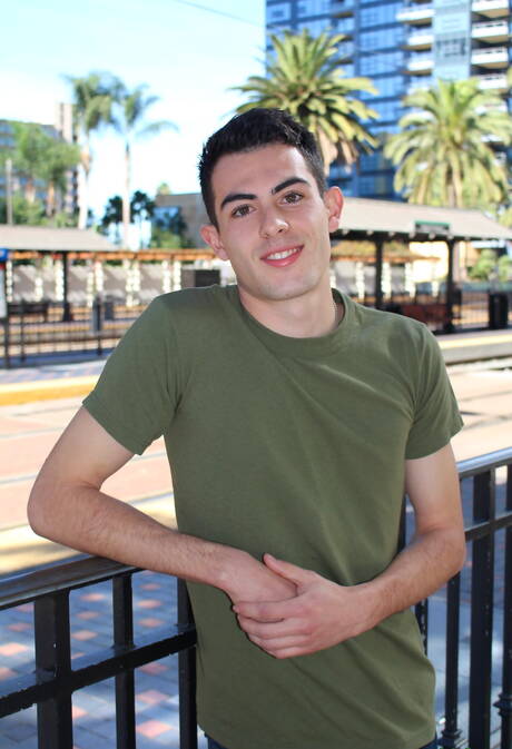 Il ragazzo sexy Myles Long posa nudo e mostra un bel sedere all