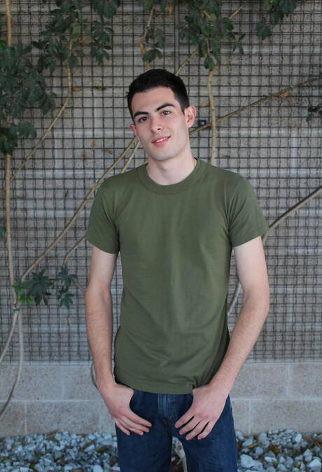 Il ragazzo sexy Myles Long posa nudo e mostra un bel sedere all