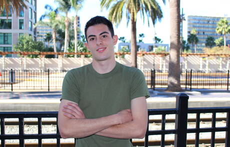 Il ragazzo sexy Myles Long posa nudo e mostra un bel sedere all