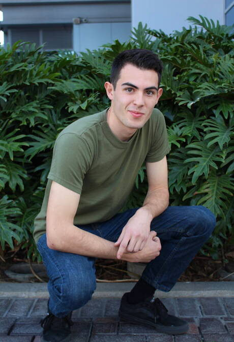 Il ragazzo sexy Myles Long posa nudo e mostra un bel sedere all