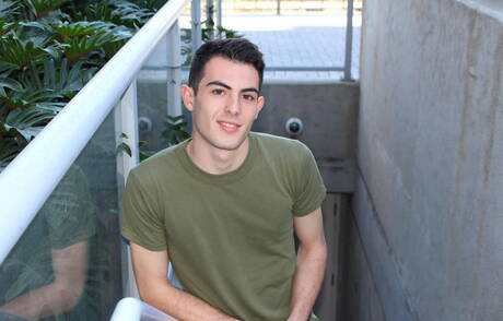 Il ragazzo sexy Myles Long posa nudo e mostra un bel sedere all