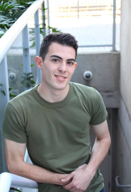 Il ragazzo sexy Myles Long posa nudo e mostra un bel sedere all