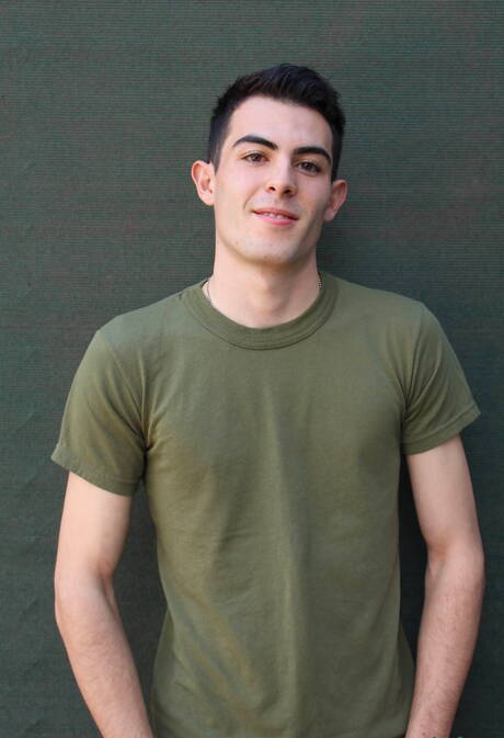 Il ragazzo sexy Myles Long posa nudo e mostra un bel sedere all