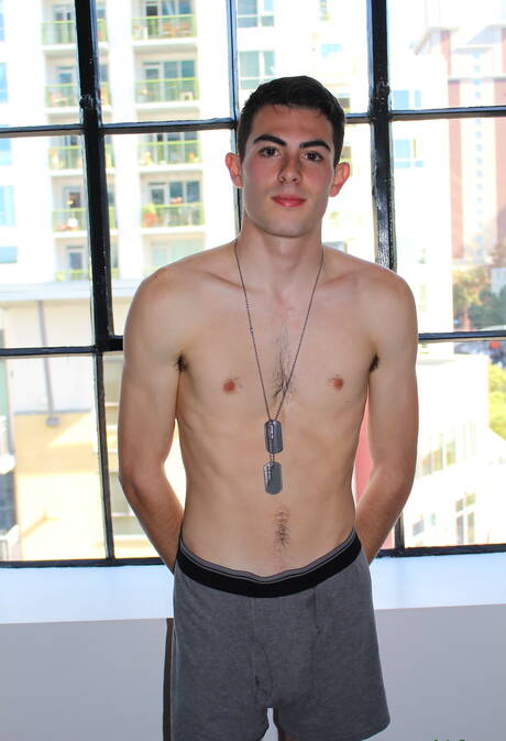 Il ragazzo sexy Myles Long posa nudo e mostra un bel sedere all