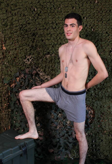 Il ragazzo sexy Myles Long posa nudo e mostra un bel sedere all