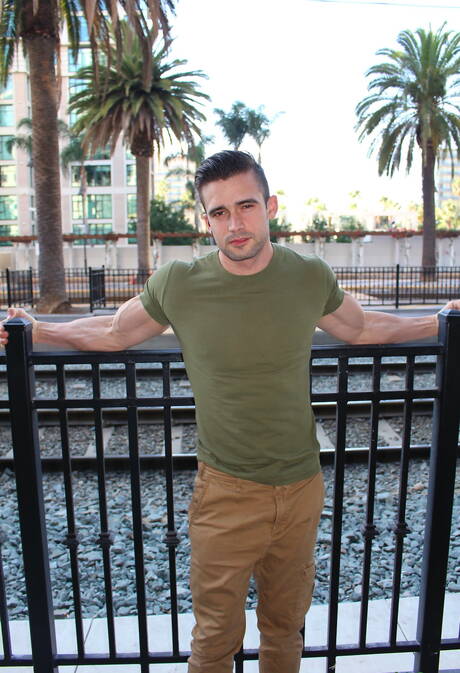 Amerykański muskularny Mathias drażni swojego kutasa na zewnątrz