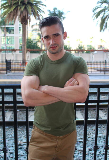 Amerykański muskularny Mathias drażni swojego kutasa na zewnątrz