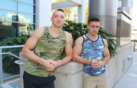 De goed gebouwde Amerikaanse Mathias en de stoere kerel Johnny B in een hete kontneukactie in de buitenlucht