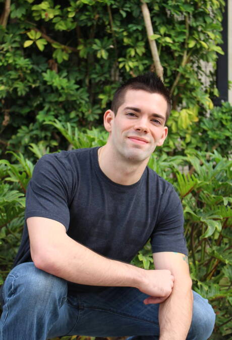 Der amerikanische Otter Julian Brady zieht sich aus und zeigt seinen Arsch im Freien