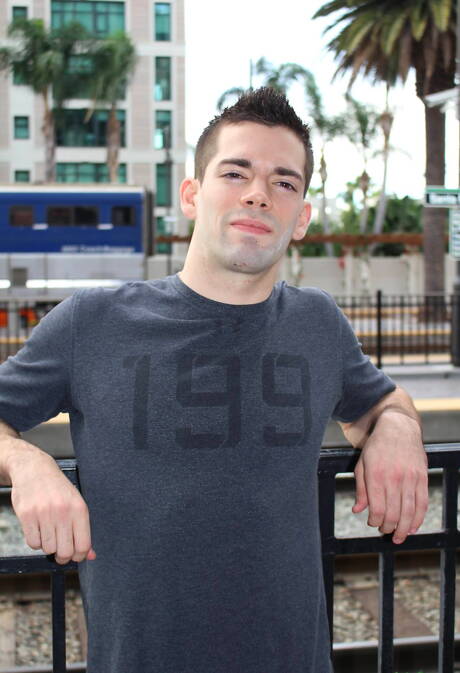 Der amerikanische Otter Julian Brady zieht sich aus und zeigt seinen Arsch im Freien