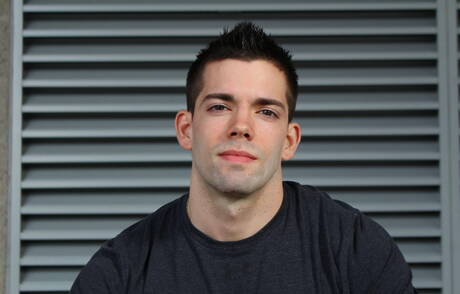 Der amerikanische Otter Julian Brady zieht sich aus und zeigt seinen Arsch im Freien