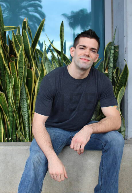 Der amerikanische Otter Julian Brady zieht sich aus und zeigt seinen Arsch im Freien