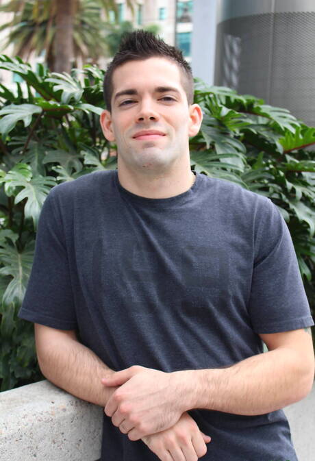 Der amerikanische Otter Julian Brady zieht sich aus und zeigt seinen Arsch im Freien