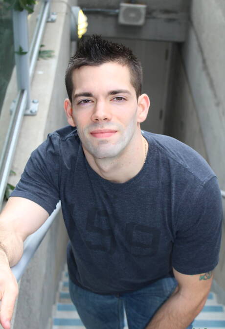 Der amerikanische Otter Julian Brady zieht sich aus und zeigt seinen Arsch im Freien