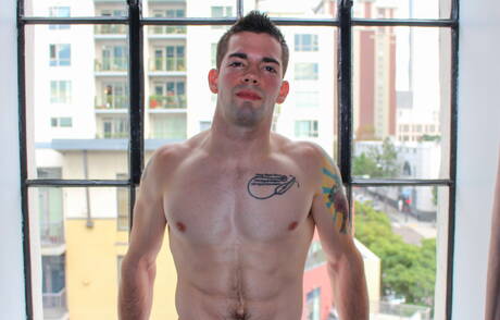 Der amerikanische Otter Julian Brady zieht sich aus und zeigt seinen Arsch im Freien