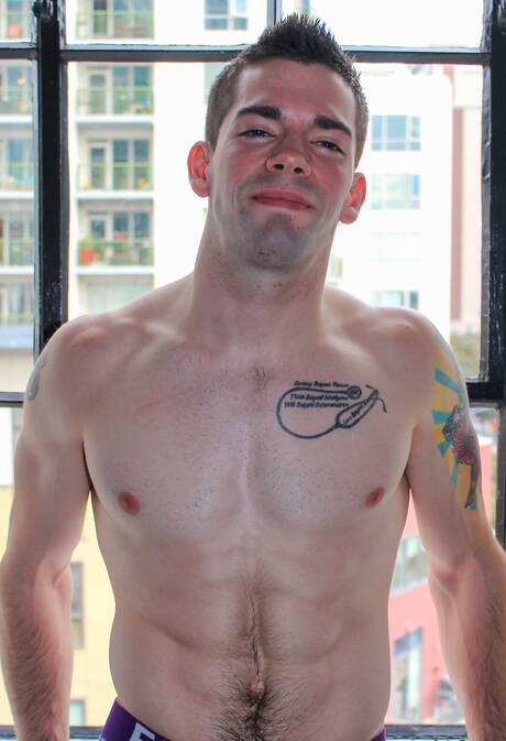 Der amerikanische Otter Julian Brady zieht sich aus und zeigt seinen Arsch im Freien