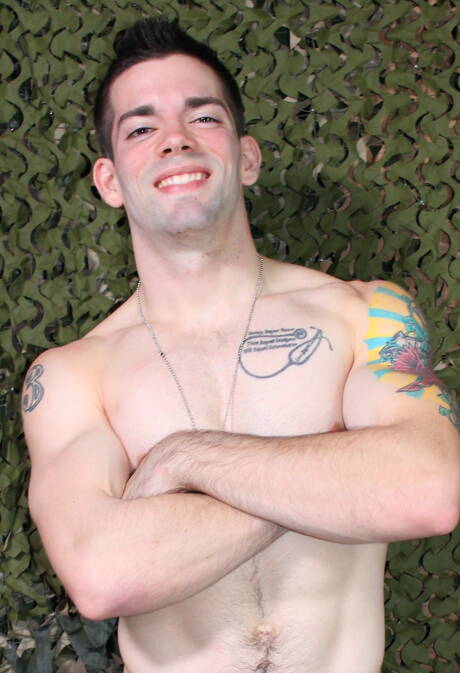 Der amerikanische Otter Julian Brady zieht sich aus und zeigt seinen Arsch im Freien