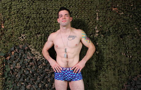 Active Duty: La loutre américaine Julian Brady se déshabille et montre son cul en extérieur