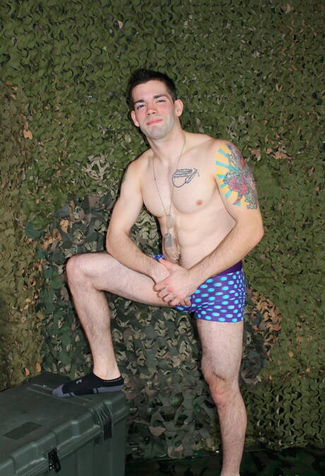 Der amerikanische Otter Julian Brady zieht sich aus und zeigt seinen Arsch im Freien