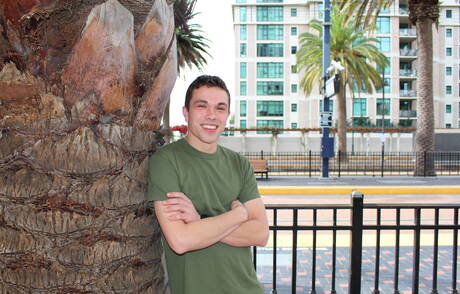 Le jeune garçon Poleski pose nu à l