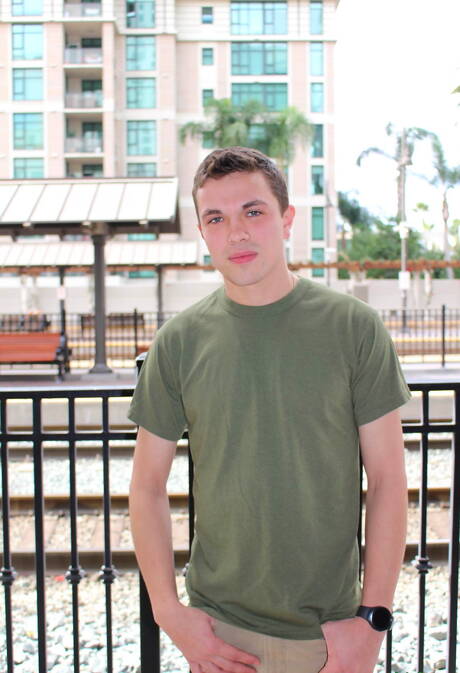 Le jeune garçon Poleski pose nu à l