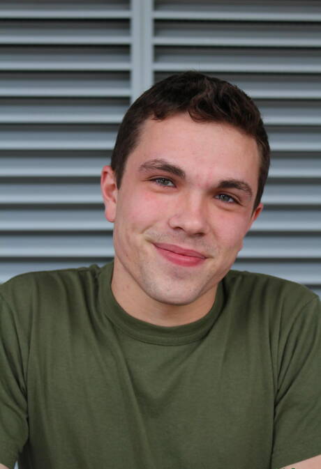 Le jeune garçon Poleski pose nu à l